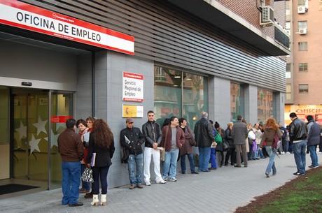 Cola en la oficina de empleo