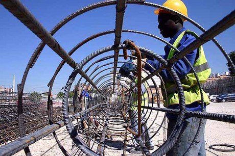 Trabajador inmigrante dedicado a la construcción