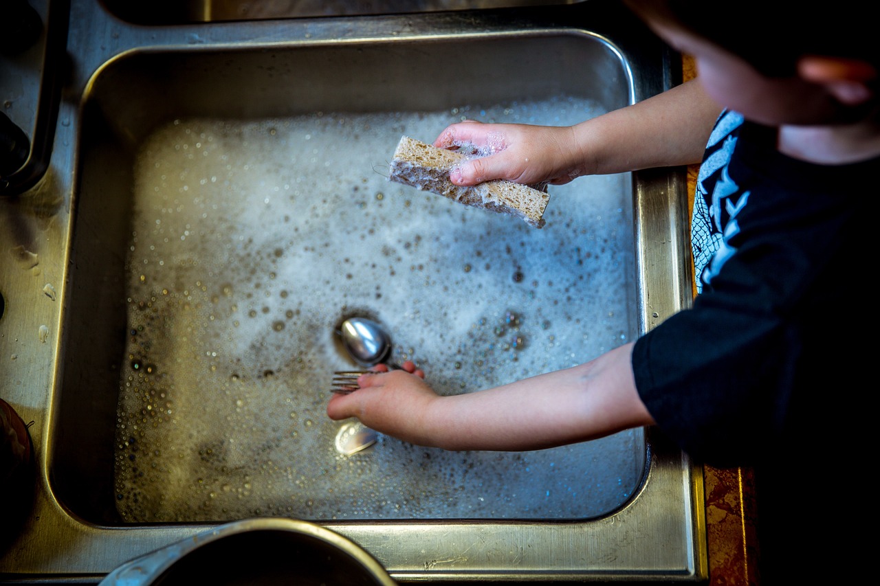 ¿Cuántas horas trabaja un ayudante de cocina?