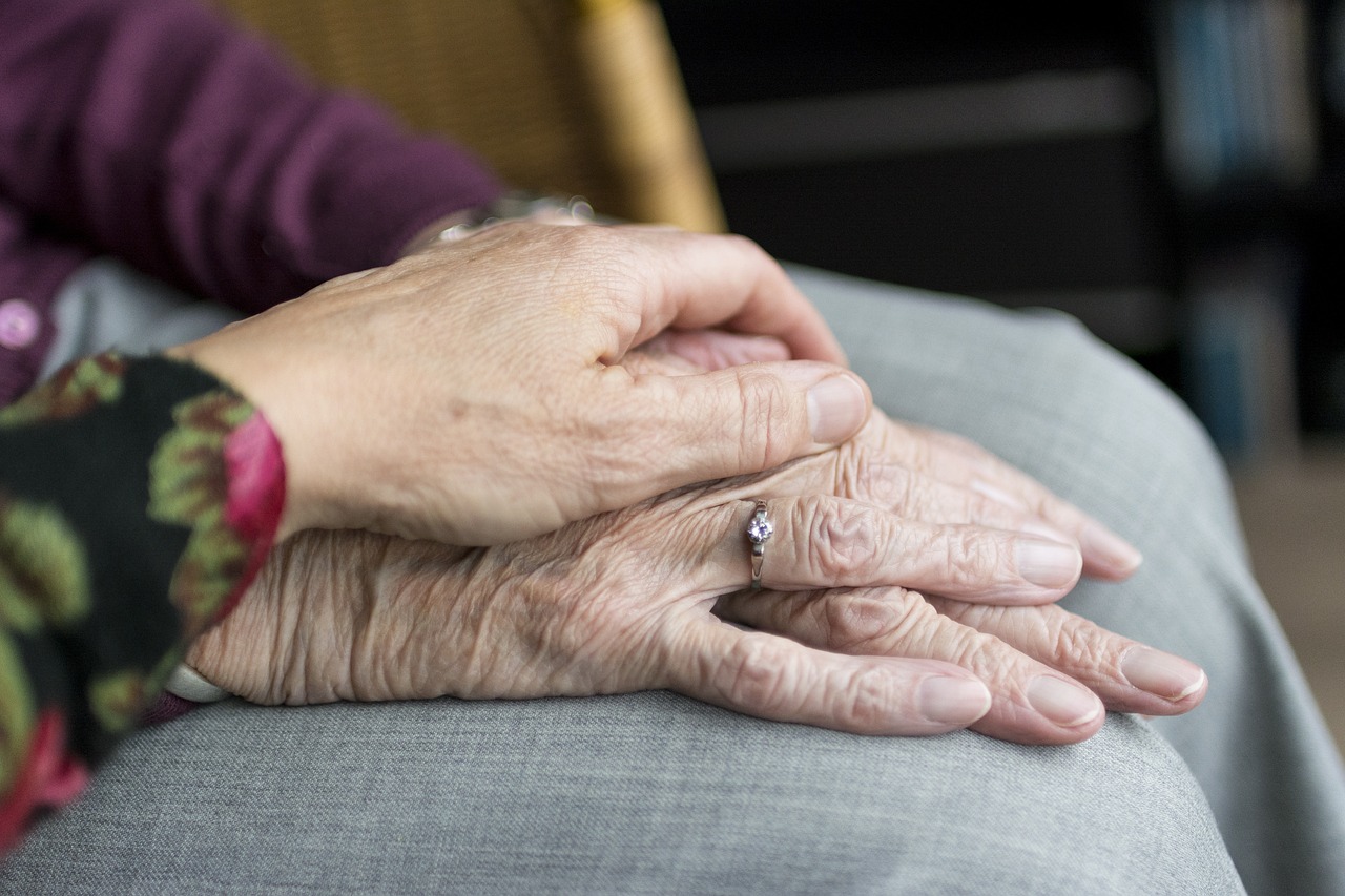 ¿Cuánto cobra una mujer interna para cuidar ancianos?