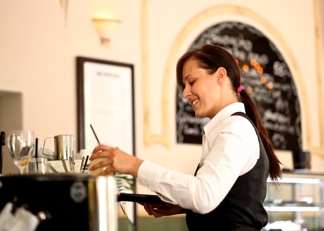 ¿Qué hace una camarera en una cafetería?